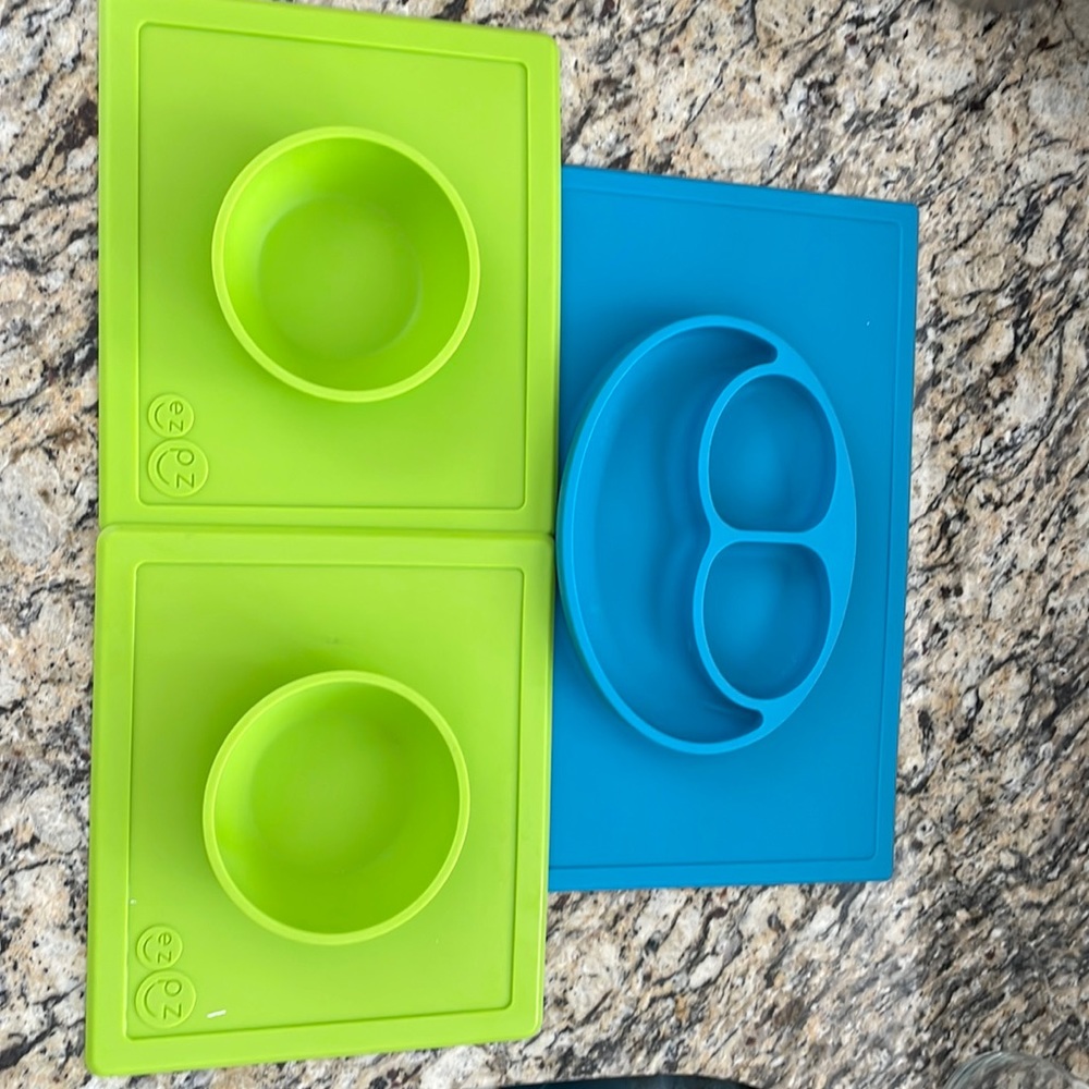 EZPZ mat and 2 happy bowls